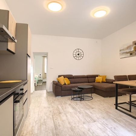 Amphitheater 3+2 Modern Apartment With Terrace, Wifi, Netflix Пула Екстериор снимка